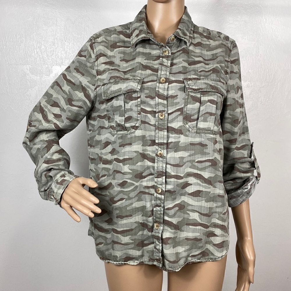 American Eagle Outfitters Camo Button Front Long Sleeves Shirt